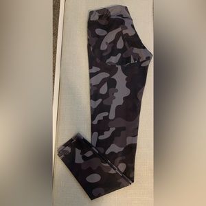 Mini Beast v-waist leggings. Size Large.